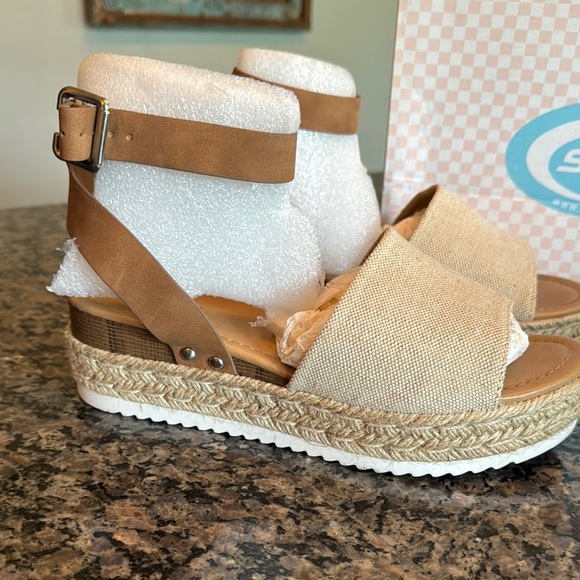 Soda Tan and Cream Espadrille Shoes with Platform Sole EUC 9 - Picture 2 of 16